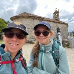 Descubre la mejor manera de recorrer la distancia de Portomarín a Palas de Rei en el Camino de Santi...